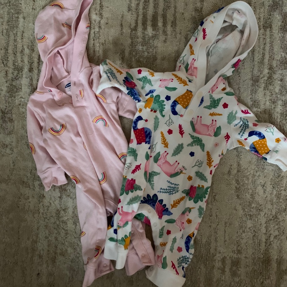 2 long-sleeve hooded rompers.